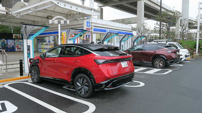 撮影のため大黒PAの新型器に立ち寄ると……。偶然、居合わせたアリアは納車されたばかりのアユダンテ号でした。前向きに入れないと、ケーブルは届きません。