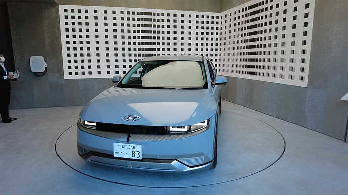 壁面のLED画面には多彩な映像が展開できるそうです。