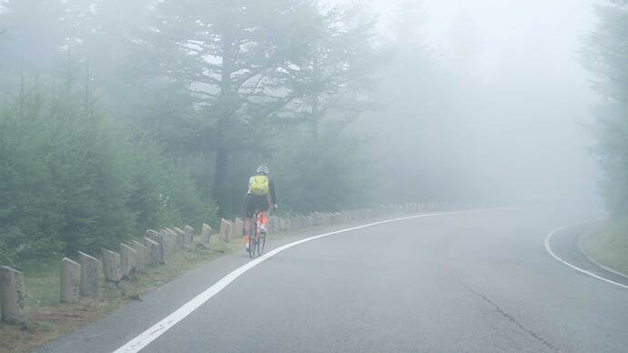 ほぼ全線にわたって濃いガスが立ちこめる中、自転車の人もいっぱい登ってました。