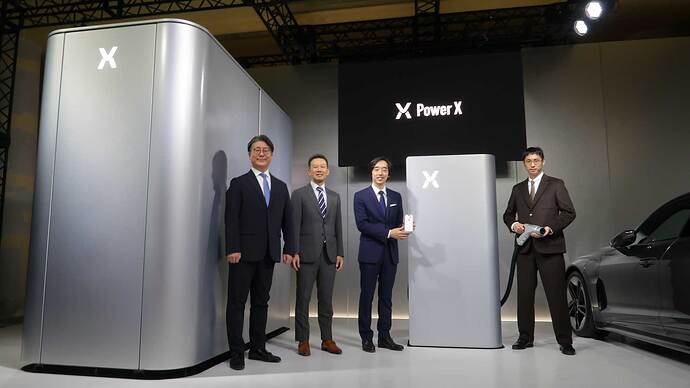写真左から、池添通則氏（製品企画開発部部長）、森居紘平氏（EVチャージステーション事業部部長）、伊藤正裕氏（取締役兼代表執行役社長CEO）、佐竹正基氏（社長室クリエイティブディレクター）