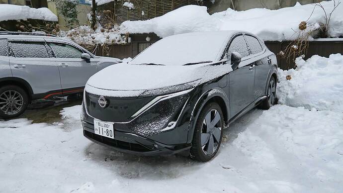 夜の間に少し雪が降ったようです。ワイパー立てておくのを忘れてましたが、事前にエアコンを入れて無事出発。