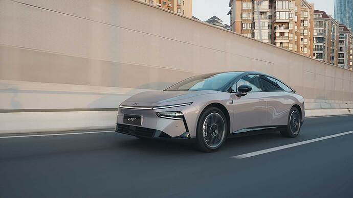 P7＋は60.7kWhのLFPバッテリーでCLTC基準625kmの航続距離を実現。電費も11.4kWh/100kmとモデル3 RWDと同等。800Vシステムを採用することで200kWの超急速充電にも対応。18.68万元（日本円で約399万円）とモデル3 RWDよりも約100万円も安価に発売中。
