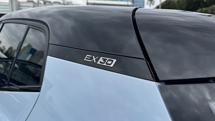 2トーンの境目があるCピラーに輝くEX30のロゴ。エクステリアで車名が分かる唯一のパーツだ。
