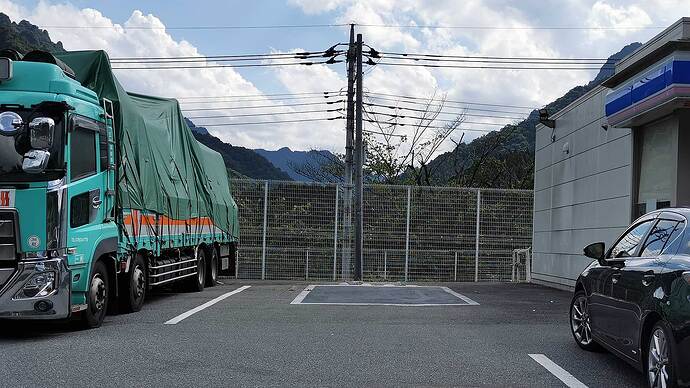 到着したローソンの急速充電器は撤去されていた。