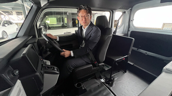 さまざまなシートアレンジの使い勝手を試しています。ドライバーは、営業マンの小松幸一郎さん。