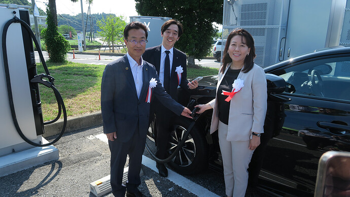 写真左から、全国道の駅連絡会理事兼関東道の駅連絡会会長にして下妻市長の菊池博氏、パワーエックス伊藤正裕社長、柏市の太田和美市長。