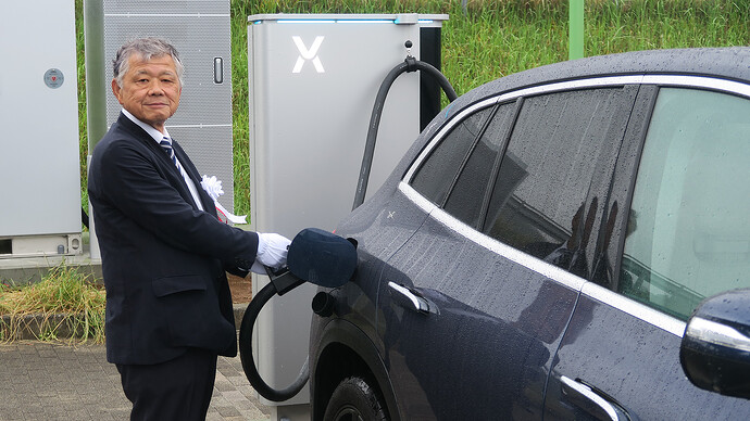 充電のデモンストレーションを行う南房総市の嶋田守副市長。