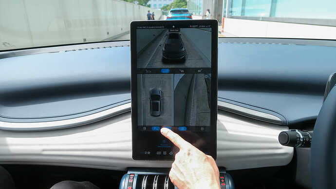 ワンタッチでセンターディスプレイが回転します。駐車時のカメラ映像は、縦表示が見やすかったです。