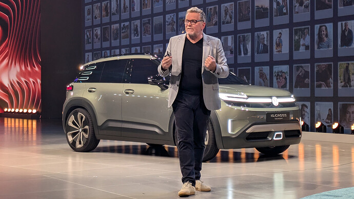 VWブースのハイライトだったID.CROSSコンセプトのデザインは、ビートルやゴルフの伝統である「安定感」や「好ましさ（Likability）」を重視したという。（撮影筆者）