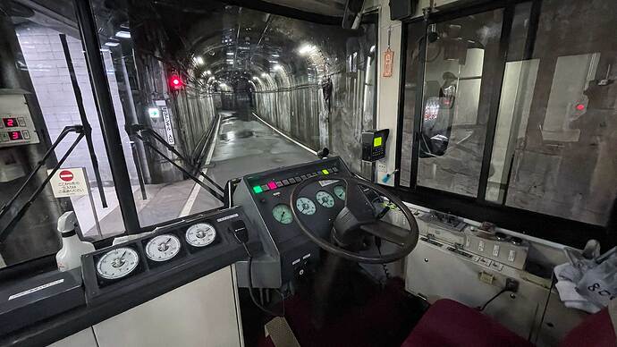 運転席のメーター類はほぼ電車。