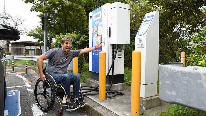 段差が大きい嵐山PAの充電スポット。ケーブルにも認証器にも手が届きません。