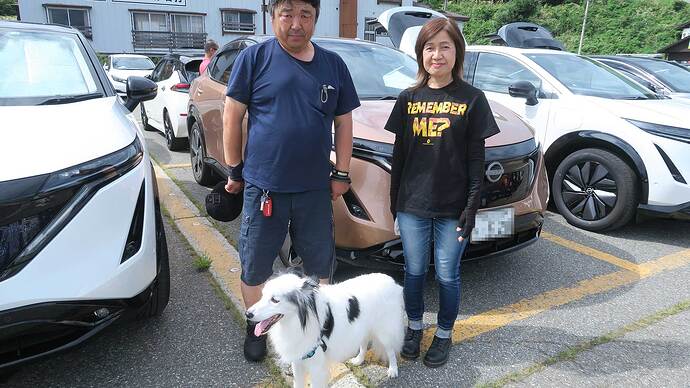 リーフ君の顔が入ってる写真を選んだら（あとはお尻を向けている……）、伸一さんの頭が少し切れちゃいました。ごめんなさい。