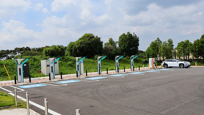 急速充電器は、青いマルチが6口、ABB製の150kW器が1基2口と贅沢なラインアップ。