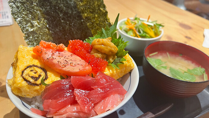 八戸では三陸産のウニをはじめとする海鮮丼をいただきました。
