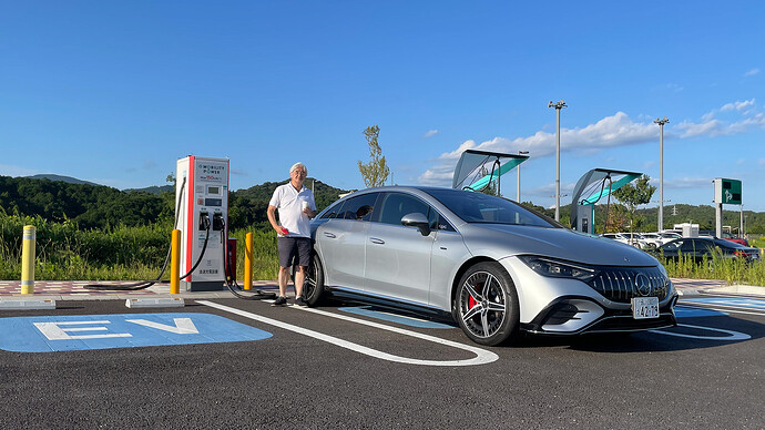 EQEでロングドライブを取材中の筆者。最近は高速道路SAPAに出力150kWの急速充電器が増えてきた。