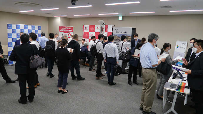 写真左から、TerraMotors、ENECHANGE、ユアスタンド、ユビ電による無料相談会も盛況でした。
