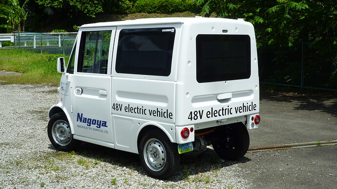 一人乗りで、後部は荷室となっている。全長2.495m×全幅1.295m×全高1.645m。最大積載量90kg、荷室寸法は、1m(長さ)×1.2m(幅)×90cm(高さ)。