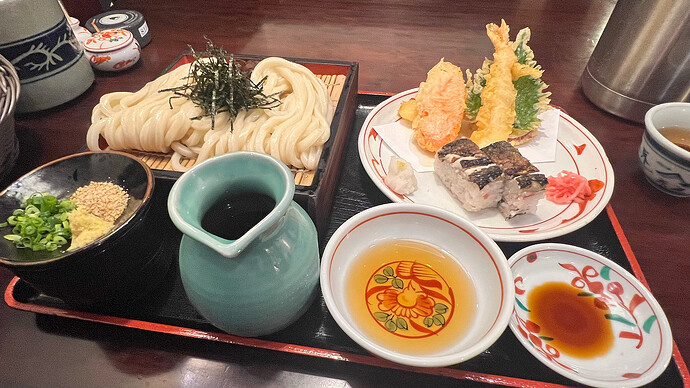 途中高松市街でうどんをいただきました。