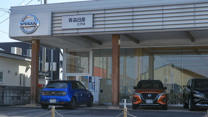 充電を始めたばかりのHonda eを横目に三沢の日産をスルー。