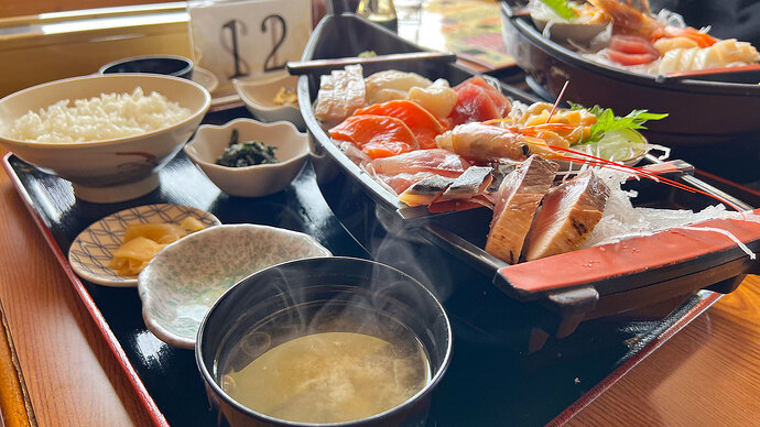 途中、八雲で昼食休憩。