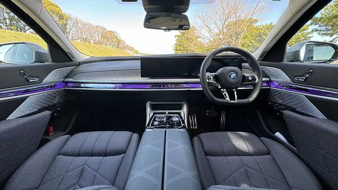この車両には「BMW Individualフル・レザー・メリノ/カシミヤ・ウール・コンビネーション」のオプション（136.2万円）が選択されていたので、シートの大部分とドアパネルの下半分ほどがカシミヤで覆われていた。時代的にも高級車のインテリアはオールレザーという考えは過去のものとなりそうだ。
