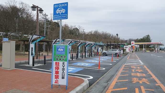 草津PAでは、とくに深夜のトラック駐停車対策も万全。トラックドライバーの方々も、さすがにこれは停めにくいでしょう。