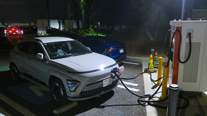 KONAの急速充電は最大230A対応で、150kW器を使いたくなるため、最近、駿河湾沼津SAの充電器をよく使います。