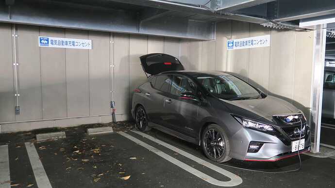 2020年に訪れた草津温泉では湯畑駐車場のコンセントで充電しました。無料なのはありがたいけど、これからは安心して使える基数が大事。充電代は払うので、ズラリと並べてほしいです。