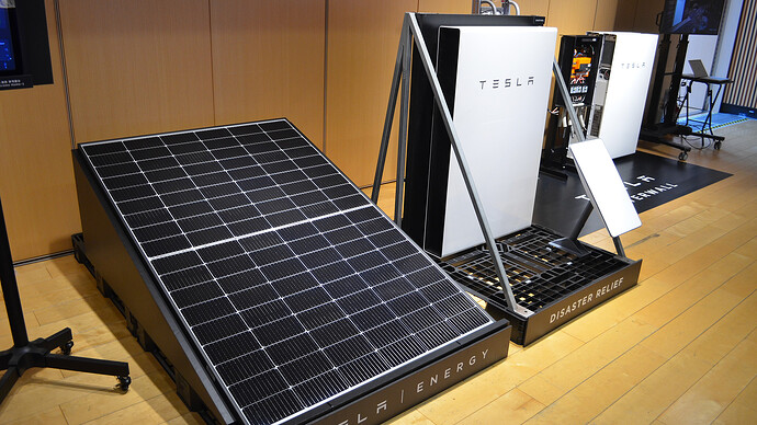 会場で展示された太陽光パネル、Powerwall、Starlinkアンテナをまとめた災害対策キット。