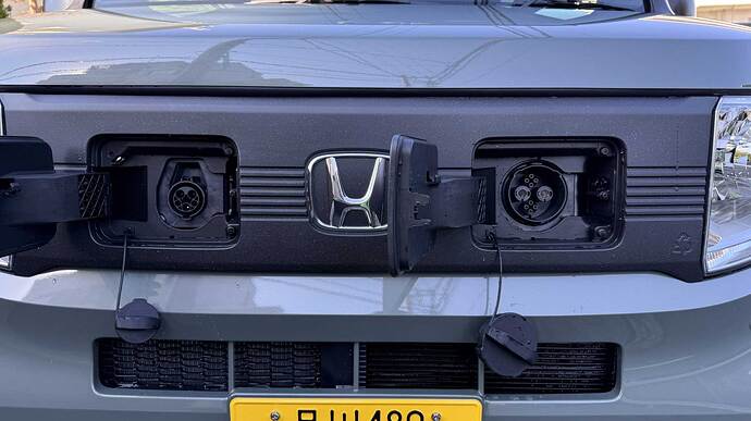 充電口は運転席側が普通、助手席側が急速です。普通の方のフタは押せば開きますが、急速は車内のスイッチを押す必要があります。