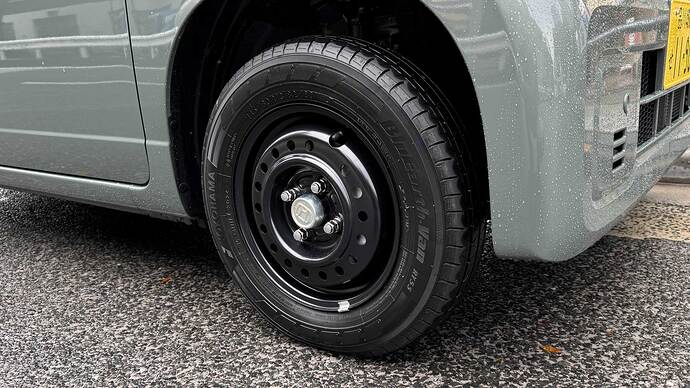 車重増とブレーキ強化のため、N-VAN e:のタイヤとホイールは13インチ（145/80R13）とN-VANより1インチ大きくなっています。