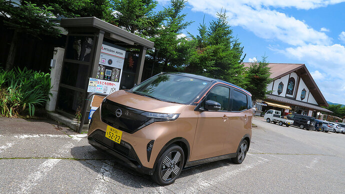 以前の道の駅白馬の充電器（2022年撮影）。リプレイスされて屋根がなくなりましたが、今年の冬までには付ける予定と聞いています。