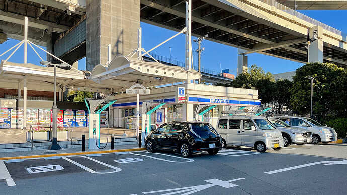 リーフの奥の3台はエンジン車……。