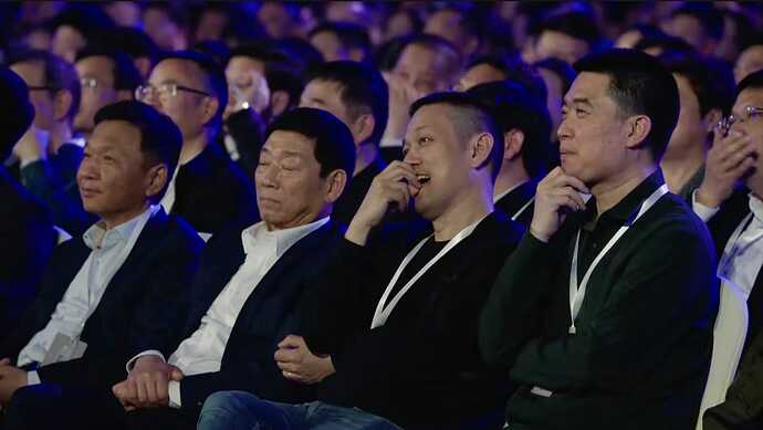 右からLi AutoトップのLi Xiang、NIOトップのWilliam Li。値段発表の際には驚きを隠せない様子が映し出されました。