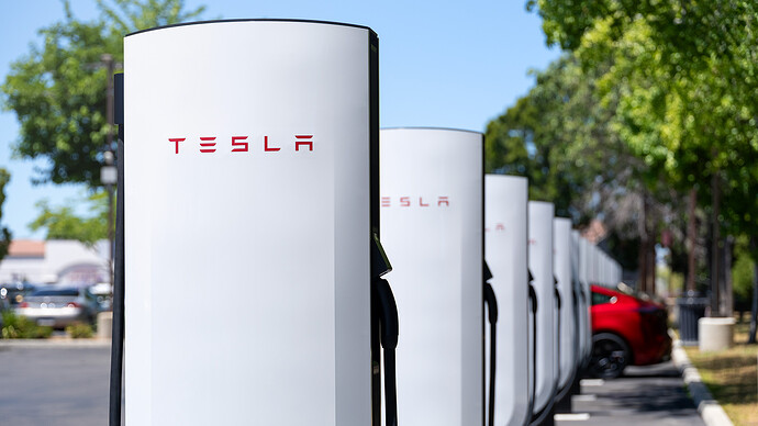 テスラスーパーチャージャー。（提供元：Tesla, Inc.）