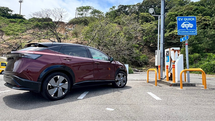 輪島市街西側に位置する、一見すると撤去し忘れて放置されているように見える20kW級充電器も稼働中でした。ただし駐車場のファミリーマートは現在営業していない模様でした。