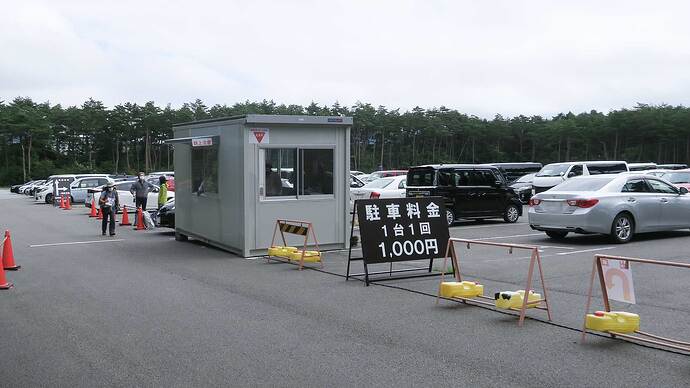 富士山パーキングで確認証を発行もらいます。EV、FCV以外はここに駐車してバスで五合目へ。