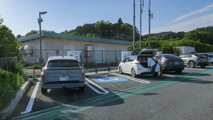 6口中4口が充電中。やっぱり、SAPAの複数口設置は大切です。