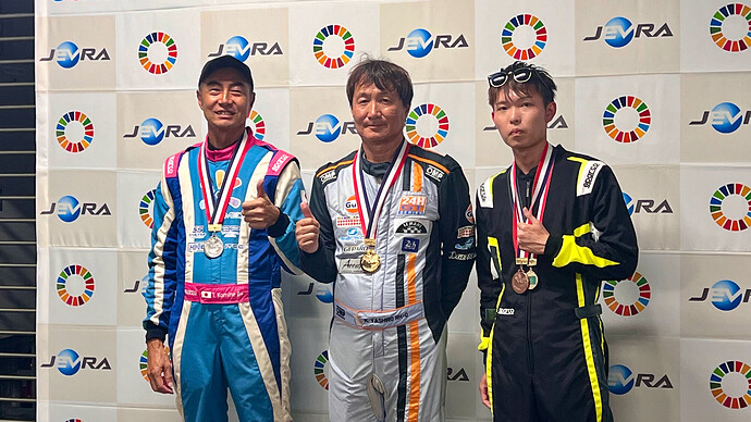 左から小峰選手、KIMI選手、澤田選手。