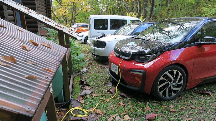 宿泊施設で普通充電できるのがありがたい。（白馬村のあぜくら山荘にて）