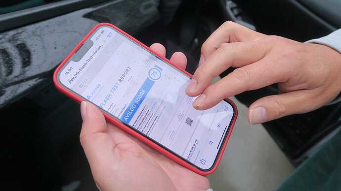 リーフとの惜別を前にバッテリーをチェック。ちょうど商談で日本セールス担当の方がOZを訪れていた「AVILOO」のバッテリー診断システム（プロトタイプ。正式にローンチされたらレポートしますね）で75点。リーフスパイで古川さんが計測してくれた結果のSOHは73.24％でした。目安として、あと1％落ちたら9セグって状況ですね。