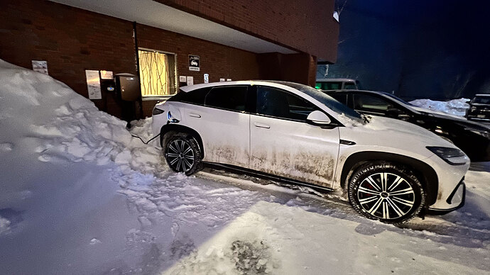 雪に埋もれた充電器を掘り出すのが大変でした。