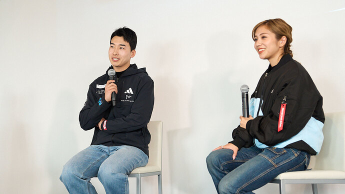 リ・ジョンウ選手（左）と織戸茉彩選手（右）。
