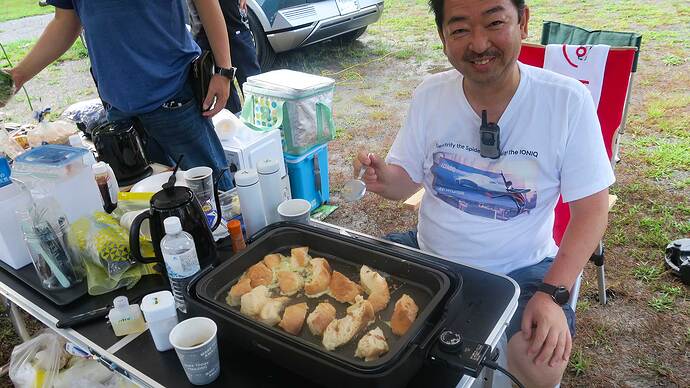 朝食でホットプレートでこだわりのフレンチトーストを作り、みんなにふるまっていた杉本さん。