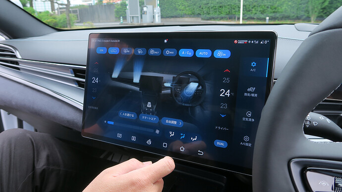 エアコンの風向などはテスラ車のようにセンターディスプレイで調節可能。