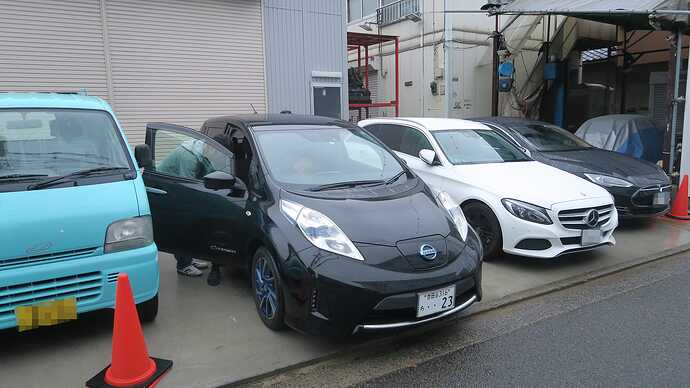納車当日、リーフをOZに届けました。