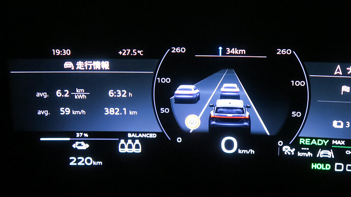 土山SAではレストランで食事したけど充電はスルー。充電器は全部空いていました。