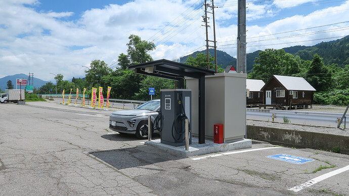 白馬村「チャレンジャー神城店」の充電スポット。国道沿いに広い駐車場があって停めやすそうだけど、近くの道の駅や白馬村役場の急速充電器があり「選ばれる充電器」とするにはそれなりの魅力が必要になりそうです。