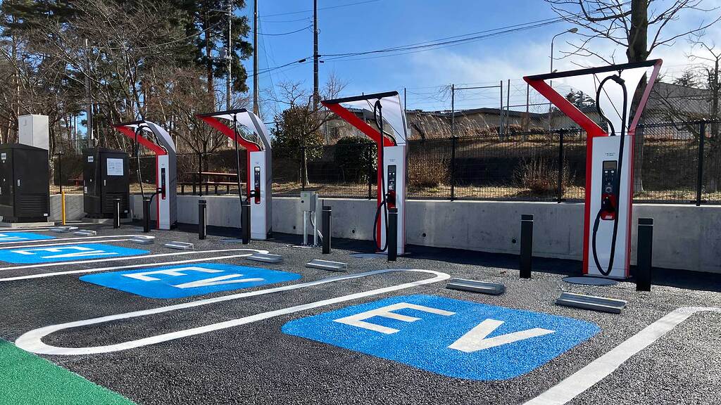 最大150kW器が4口ズラリ〜EV用急速充電器「赤いマルチ」全国16カ所で