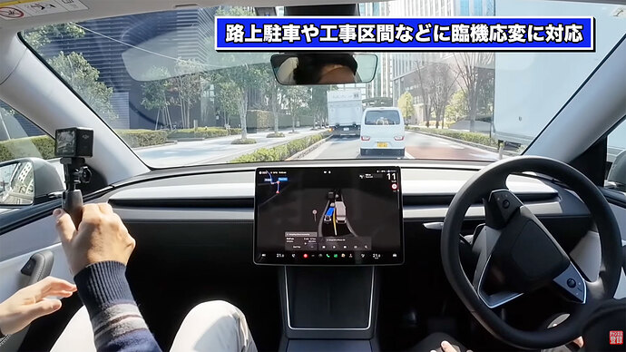 狭い道で路上駐車＆対向車の難しい局面もスムーズに走り抜けた。（動画から引用）